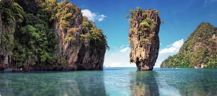 Vápencové ostrovy nad tyrkysovou vodou v souostroví Phuket–Phi Phi